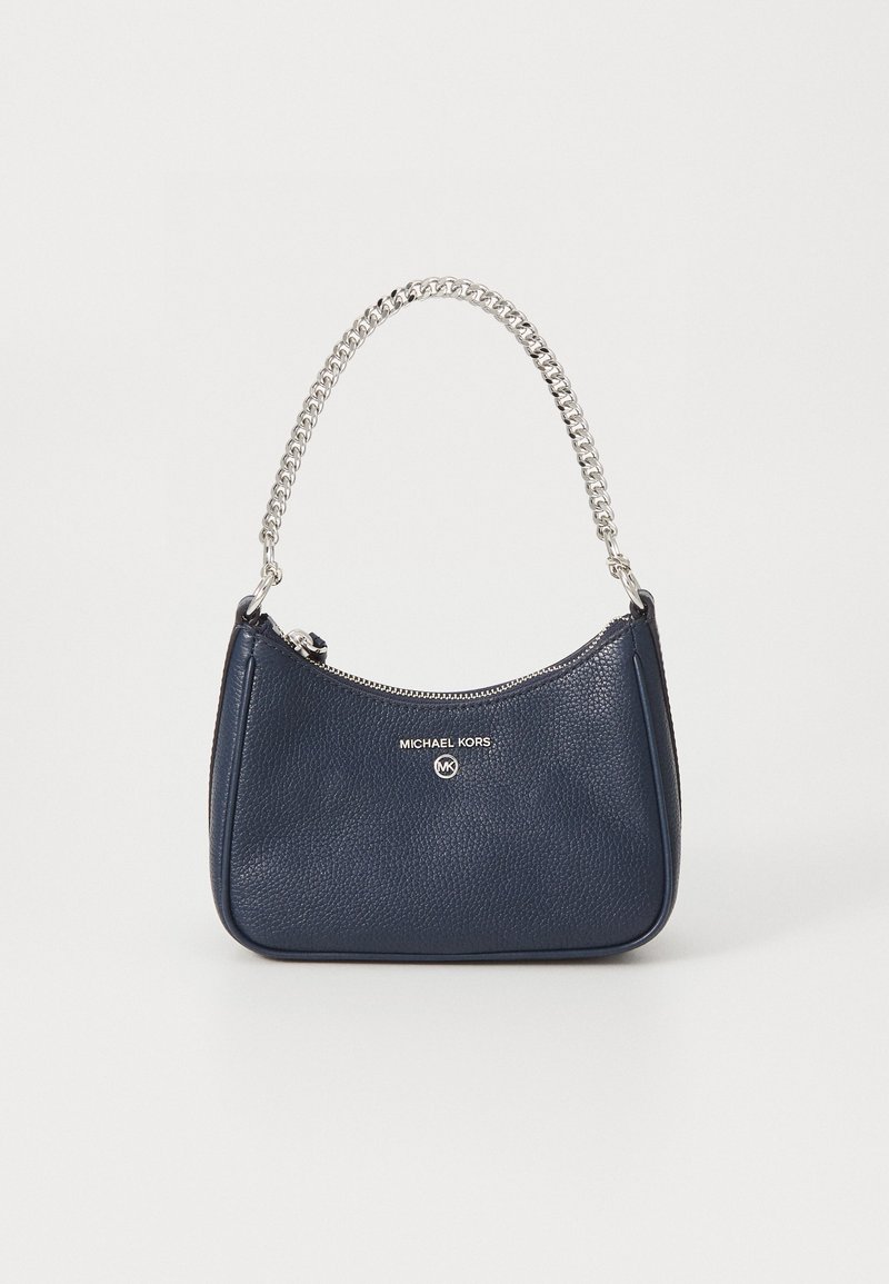Sac à main en cuir bleu marine Michael Kors avec bandoulière chaîne argentée et fermeture éclair, affichant le logo de la marque à l'avant.
