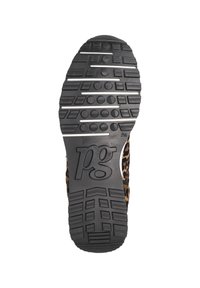 Semelle de basket imprimée léopard en caoutchouc noir texturé, présentant une bande de roulement à motif pour l'adhérence et le logo "pg" embossé sur le côté.