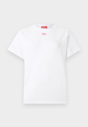 Hvit T-skjorte med korte ermer og rund hals, med liten rosa oval logo under kragen og rød Diesel-merkelapp inne i halsen.