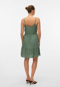 Vero Moda VMBUMPY SHORT SINGLET NOOS - Vestido informal - laurel wreath
