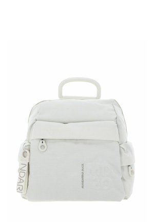 Sac à dos blanc texturé avec une poignée supérieure, une poche avant, des fermetures éclair et des accents latéraux, présentant un branding discret et un design compact.