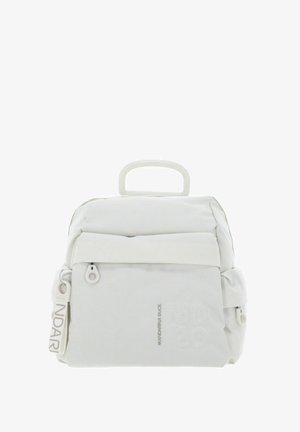 Zaino bianco con texture, dotato di manico superiore, tasca frontale, chiusure con cerniera e dettagli laterali, caratterizzato da un marchio discreto e un design compatto.