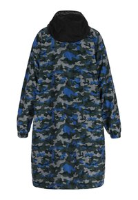 Impermeabile camouflage in tonalità di verde, blu e grigio, con maniche lunghe e cappuccio regolabile nero. Polsini elasticizzati e vestibilità comoda.