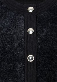 Schwarze, flauschige Strickjacke mit geripptem Rand und drei glänzenden, runden silbernen Knöpfen in einer vertikalen Reihe in der Mitte der Vorderseite.