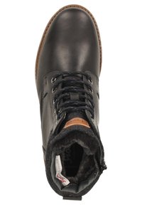 Schwarze Lederstiefel mit runder Zehenform, strukturiertem Innenfutter, blauen Schnürsenkeln, braunen Akzenten und genähtem Absatz. Seitenreißverschluss für einfaches Anziehen.