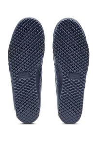 Navy blue podeszwy sneakersów z teksturowaną gumową powierzchnią. Posiadają wzór w romby oraz logo Onitsuka Tiger. Wytrzymała i funkcjonalna konstrukcja.