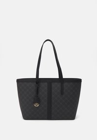 Sort totebag med subtilt cirkulært mønster, to lange håndtag og et lille guldcharmer hængende fra et af håndtagene.