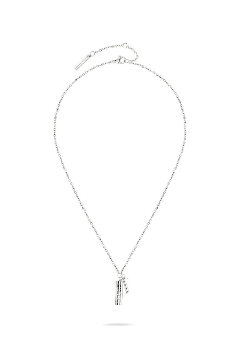 Silberne Halskette mit einer zarten Kette und einem zylindrischen Anhänger mit strukturiertem Design. Mit einem verstellbaren Verschluss zur Anpassung der Größe.