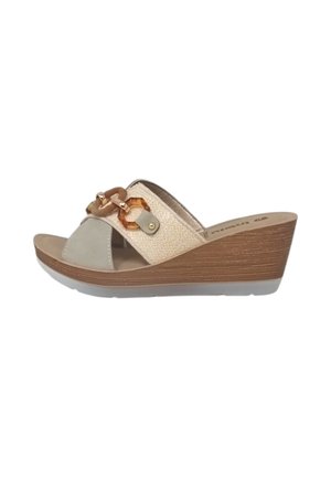Sandalo con zeppa beige con suola effetto legno, punta aperta e anelli decorativi marroni e dorati collegati sulla fascia.