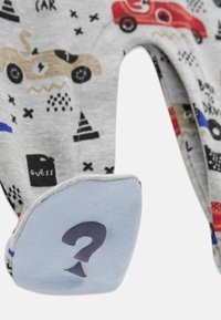Grijze romper van katoen met kleurrijke autoprints, speelse afbeeldingen en een blauwe voet met een vraagtekenontwerp. Zacht van textuur, casual ontwerp.
