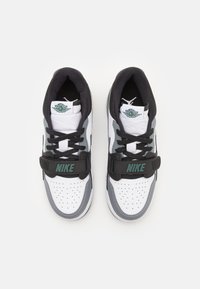 Jordan LEGACY - Matalavartiset tennarit - white/oxidized green/black/cool grey