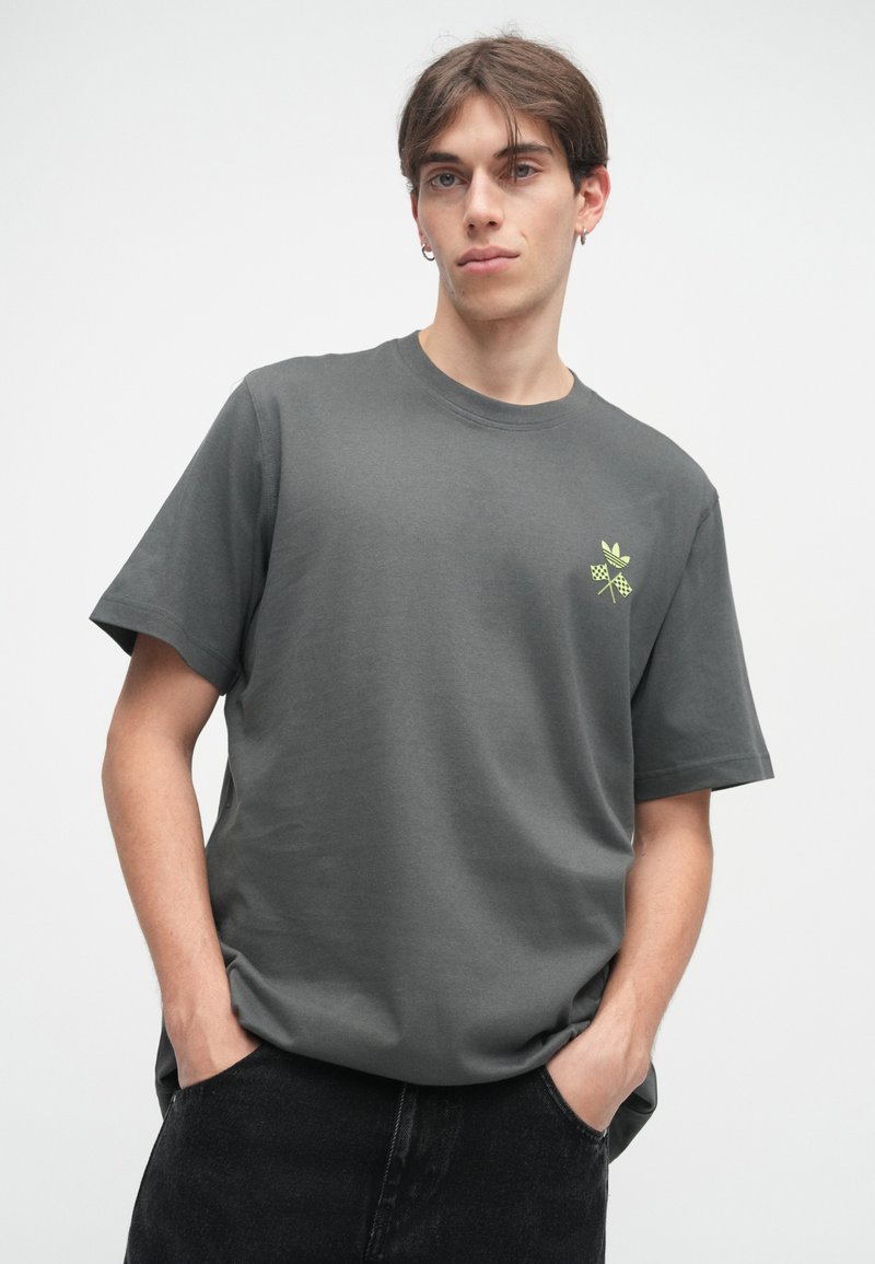 Donkergrijze t-shirt met korte mouwen van katoen, voorzien van een klein groen grafisch logo op de borst en een relaxed fit.