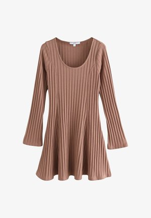 Pitkähihainen ribbere vestido vaaleanruskeana. Siinä on pyöreä pääntie, levenevät hihat ja leveä helma. Pehmeä, tekstuuriainen kangas, jossa on pystysuoria raitoja.