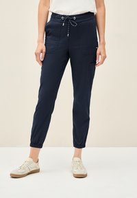 Pantalons tapered bleu marine en matériau léger, dotés d'une taille élastique, d'un cordon de serrage et de deux poches latérales.