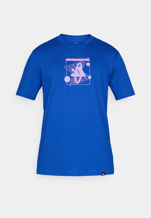 Blaues Baumwoll-T-Shirt mit kurzen Ärmeln, das einen pinken geometrischen Grafikdruck und ein kleines schwarzes Markenlogo am Saum zeigt.