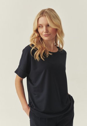 Marineblauw kortermig shirt van een gladde, zachte stof met een ontspannen pasvorm, ronde halslijn en subtiele manchetdetails. Effen ontwerp, zonder patronen.