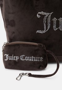 Barna bársonytáska "Juicy Couture" felirattal ezüst strasszokkal, egy hozzáillő, cipzáras tárcával, amely ezüstszínű fémkapoccsal rendelkezik.