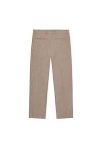 Ανοιχτό καφέ παντελόνι με κάθετες λευκές λεπτές ρίγες, με σχεδιασμό ίσιας γραμμής στα πόδια, δύο πίσω τσέπες και λείο υφασμάτινο ύψος.