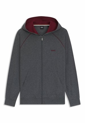 Grå zip-up hoodie med maroon inderside. Funktioner inkluderer frontlommer, ribbede manchetter og et logo broderet på brystet. Blød tekstur.