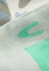 Letvægts tørklæde i en gennemsigtig stof med et camouflage mønster i grå, blå og indslag af mintgrøn, kantet med tynde sømme.