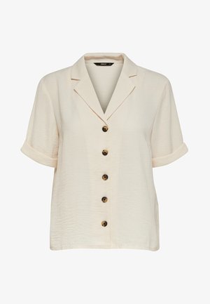 Camisa beige clara de manga corta con botones y cuello, cuenta con cinco botones marrones, textura suave y puños remangados.