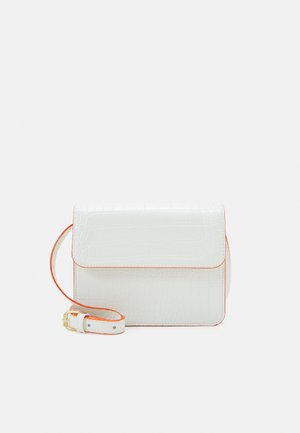 Bolso bandolera rectangular blanco con textura de cocodrilo, ribete naranja y correa ajustable con hebilla dorada sobre un fondo liso.