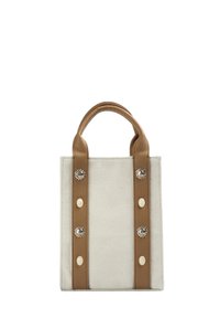 Borsa tote in tela con manici in pelle marrone. Presenta accenti metallici decorativi sul fronte. Colore neutro con forma rettangolare strutturata.