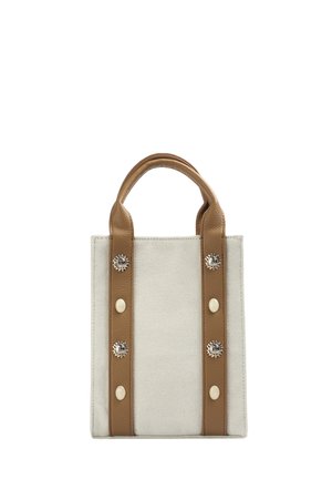 Borsa tote in tela con manici in pelle marrone. Presenta accenti metallici decorativi sul fronte. Colore neutro con forma rettangolare strutturata.