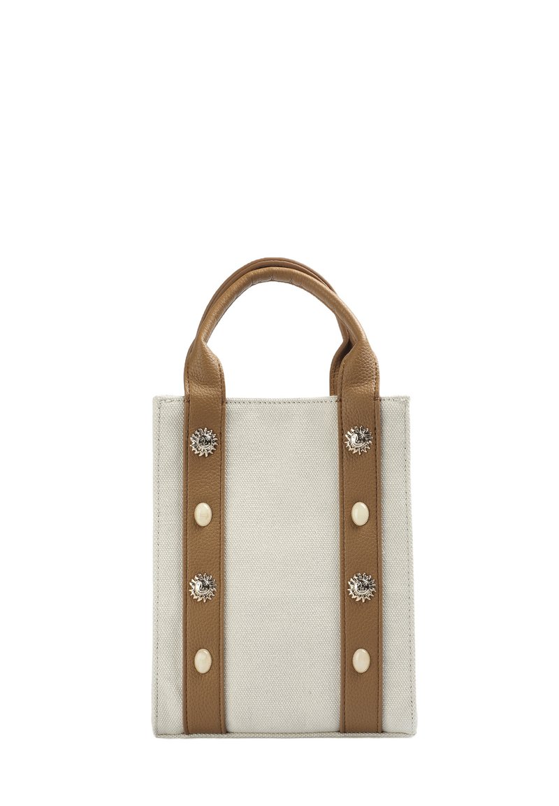 Borsa tote in tela con manici in pelle marrone. Presenta accenti metallici decorativi sul fronte. Colore neutro con forma rettangolare strutturata.