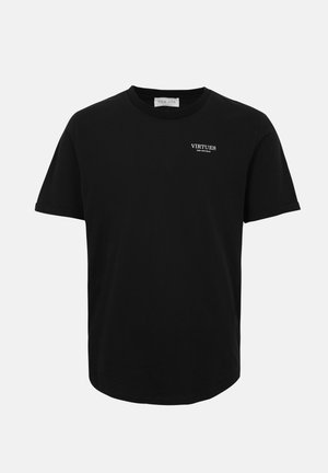 Juoda trumpomis rankovėmis marškinėliai su apvalia iškirpte ir mažu baltu užrašu „VIRTUES SAN ANTONIO“ kairėje krūtinės pusėje.