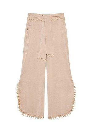 Pantalones de pierna ancha beige con una textura suave, que presentan un cinturón de lazo a juego y borlas decorativas a lo largo del dobladillo.