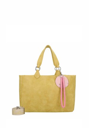 Sac fourre-tout en cuir jaune avec des détails en métal argenté, doté de deux poignées robustes, d'un pompon rose et d'une étiquette ronde avec une accentuation rose.