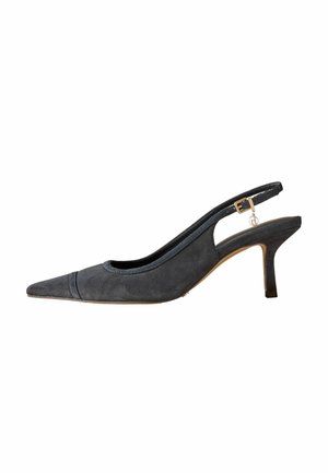 Escarpin slingback en daim noir avec bout pointu, talon moyen et bride à boucle dorée ornée d’un petit pendentif.