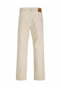 Jeans de pierna ancha color beige con forma recta, que presentan un parche trasero, dos bolsillos en la parte posterior y detalles de costura sutiles.