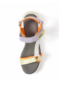 Sandalias moradas y amarillas con un acento naranja. Presentan una plantilla texturizada y acolchada, además de correas ajustables. Diseño ligero.