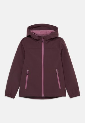 Kurtka softshell z kapturem i długimi rękawami w ciemnym fioletowym kolorze z jasnofioletowym suwakiem i kieszeniami na zamek, elastycznymi mankietami i wysokim kołnierzem.