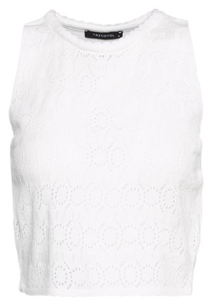 Haut court blanc sans manches avec encolure ronde et motif en dentelle ajourée complexe sur tout le tissu.