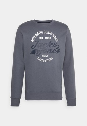 Sweatshirt à col rond gris foncé avec l'inscription "Authentic Denim Wear Jack & Jones Classic Styling Est. 1990 DNM." imprimée en texte blanc et noir à l'avant.