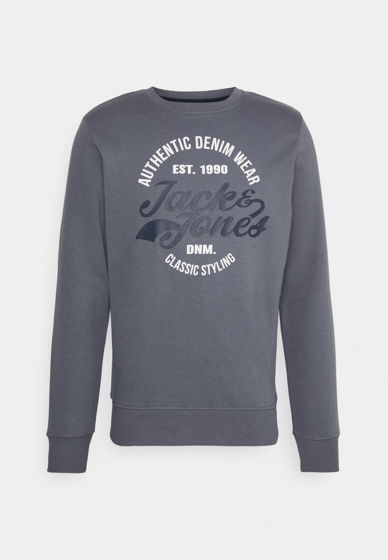 Mörkgrå crewneck sweatshirt med "Authentic Denim Wear Jack & Jones Classic Styling Est. 1990 DNM." tryckt i vit och svart text på framsidan.