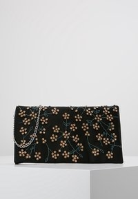 Pochette noire avec broderie florale en or et turquoise, dotée d'une bandoulière chaîne et d'un tissu texturé. Forme rectangulaire, design fermé.