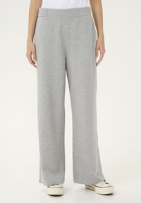 Ljusgrå vida byxor i mjukt jerseytyg, med en slät midja och avspänt snitt. Accenterad med en enkel, ren design.