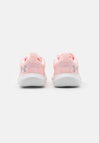 Zapatillas deportivas rosas con parte superior de malla, tobillo acolchado y suela de goma blanca; cuentan con una tira de agarre y un pequeño logo gris en el lateral.