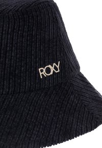 Czarny kapelusz z kordurowej tkaniny w kształcie wiadra, z żebrowaną teksturą i małym, haftowanym logo Roxy w kolorze złotym z przodu.