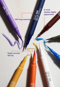 Sett med åtte filtpenn i forskjellige farger: lilla, blå, oransje, rød, hvit, grønn, brun og svart. Presise spisser; langvarig formel.