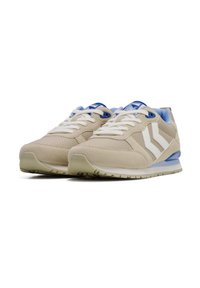 Beige Sneakers aus einer Kombination von Wildleder und Mesh-Materialien, mit weißen Streifen und einem blauen Akzent an Ferse und Zunge.