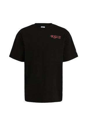 Sort bomulds t-shirt med en afslappet pasform, der har rød "R.S.V.P." tekst på den øverste venstre side. Rund hals og korte ærmer.
