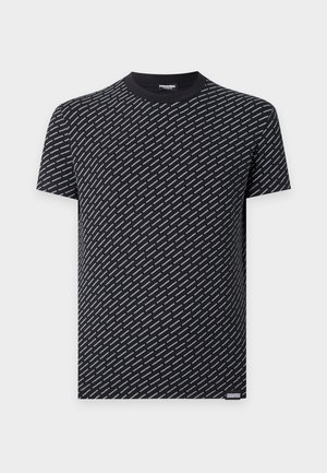 T-shirt noir à manches courtes avec un motif de texte diagonal blanc répété "DSQUARED2" et une petite étiquette "DSQUARED2 UNDERWEAR" près de l'ourlet.