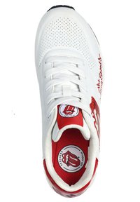 Weißer Sneaker mit perforiertem Obermaterial, roten Akzenten und dem Rolling Stones-Logo auf der Zunge und der Innensohle. Verfügt über flache Schnürsenkel und einen gepolsterten Kragen.