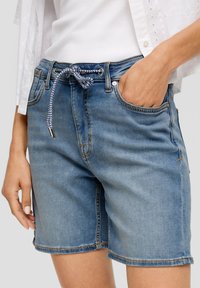 s.Oliver FRANCIZ MID RISE  - Short en jean - blau