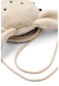 Pehmeä beige eläinkuvioinen laukku, jossa on pitkät, pehmeät korvat, vetoketjusuljin ja punottu olkahihna. Sisävuori on sileä, tummat yksityiskohdat näkyvät.